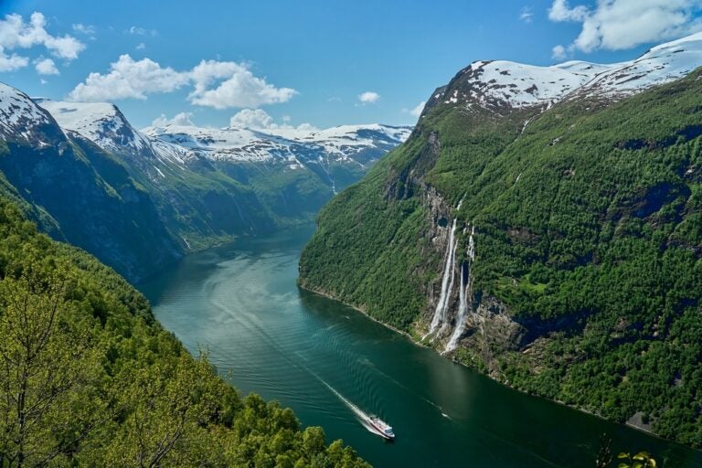 Der Wasserfall „Seven Sisters“ im wunderschönen Geirangerfjord.