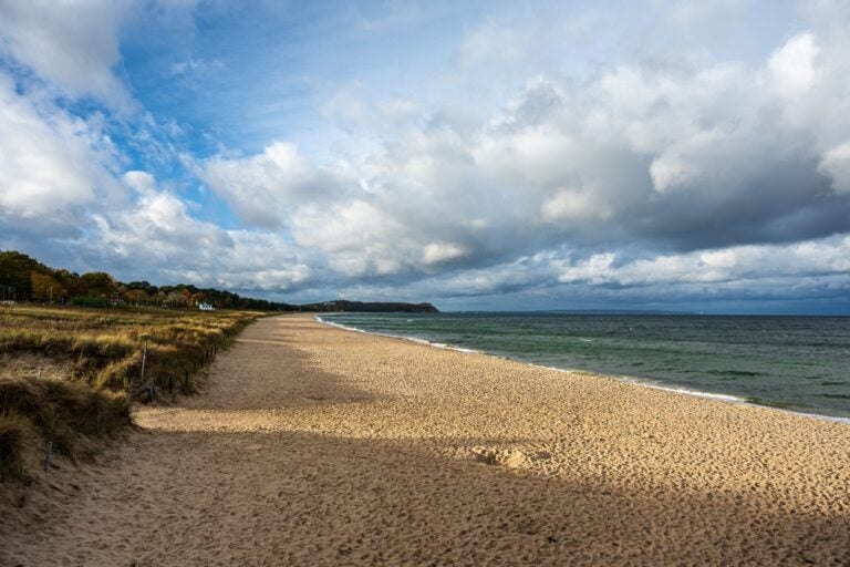 Herbststrand an der Ostsee in Göhren. Insel Rügen, Deutschland.