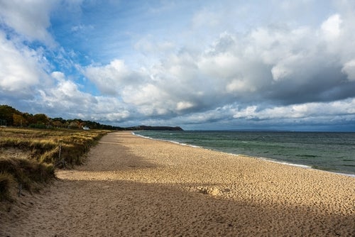 Herbststrand an der Ostsee in Göhren. Insel Rügen, Deutschland.