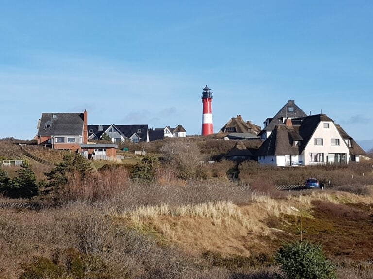 Leuchtturm und friesische Häuser in Hoernum auf Sylt in Deutschland.