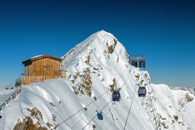 Sonniger Blick auf die österreichischen Alpen vom Aussichtspunkt des Skigebiets Zillertal Hintertuxer Gletscher, Tirol, Österreich..