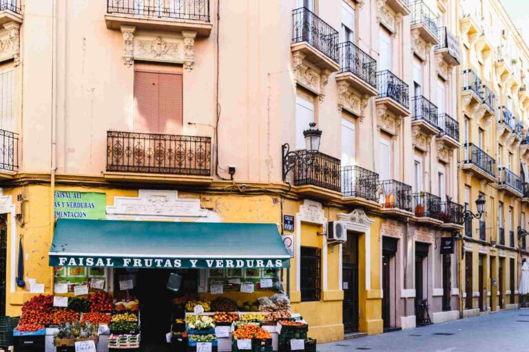 Straße im Viertel Ruzafa in Valencia während der Feierlichkeiten zum Las Fallas Festival