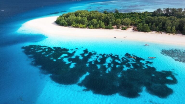 Sansibar im Juli mit weißem Sandstrand, türkisblauem Meer und tropischer Inselkulisse