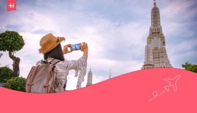 Eine Frau, die eine Stadt in Thailand besucht.