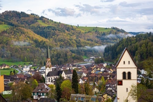 Malerischer Blick auf das Dorf Schönau im Schwarzwald.