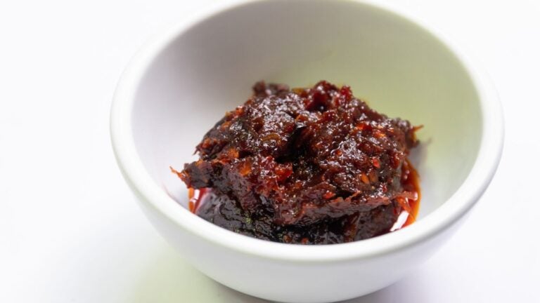 Thai Curry Paste und Gewürze in einer Schale 