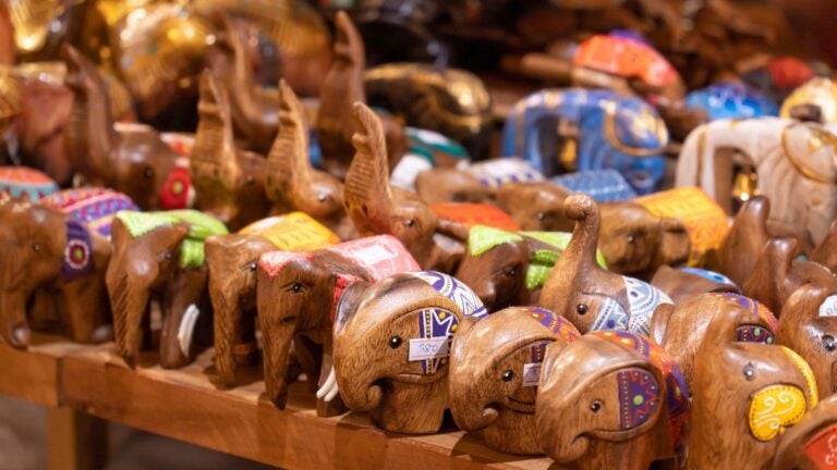 Handgeschnitzte Elefantenfiguren aus Holz als typisches Thailand Mitbringsel