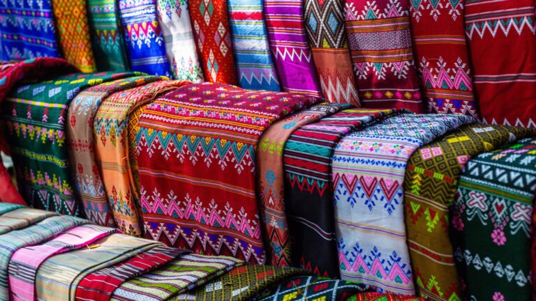 Bunte Thai Seide Stoffe auf einem Marktstand 