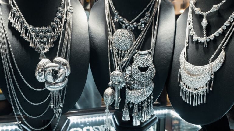 Handgefertigter Thai Silberschmuck der Bergvölker als traditionelles Thailand Mitbringsel