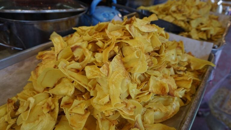 Traditionelle Thai Snacks und lokale Süßigkeiten auf einem Markt in Thailand