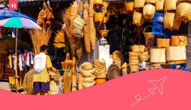 Thailand Mitbringsel auf einem lokalen Markt – handgeflochtene Körbe, Taschen und traditionelle Souvenirs aus Thailand