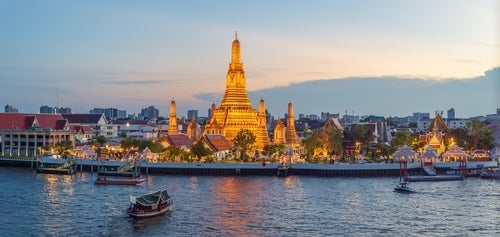 Blick auf den Fluss von einer Bar in Bangkok aus, mit Blick auf den thailändischen Tempel „Wat Arun“.