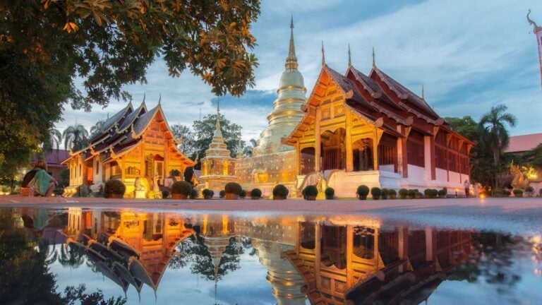Thailand im Oktober mit goldenem Tempel, traditioneller Architektur und ruhiger Abendstimmung