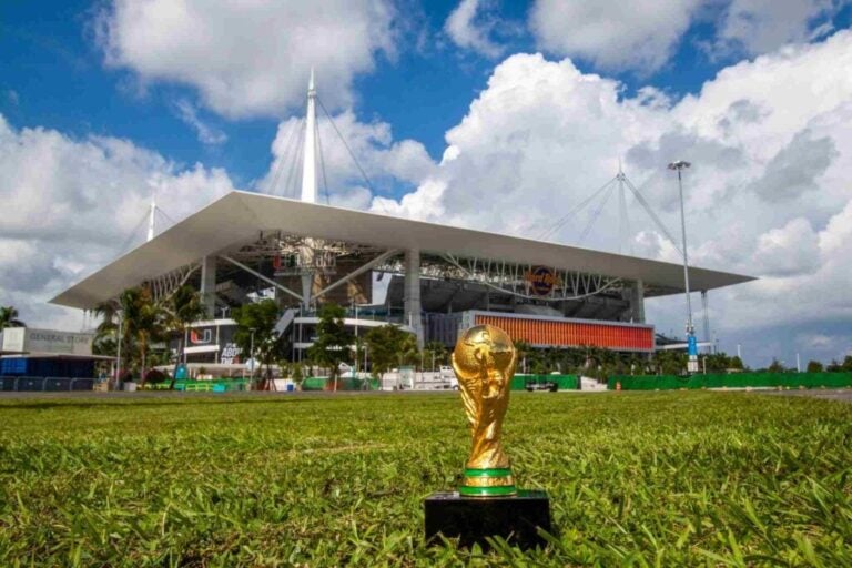 Das Hard Rock Stadium in Miami mit dem FIFA-Weltmeisterschafts-Pokal in der Mitte des Spielfelds