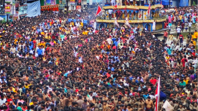 Menschen feiern das Kumbh Mela-Fest
