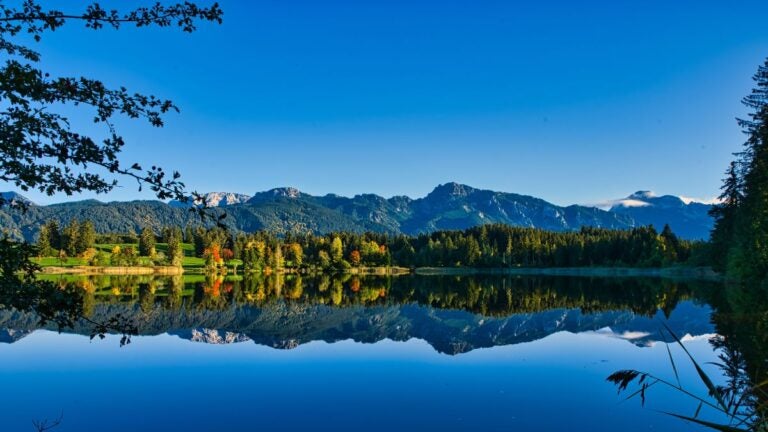 Bergsee mit Spiegelung und Alpenlandschaft im Allgäu