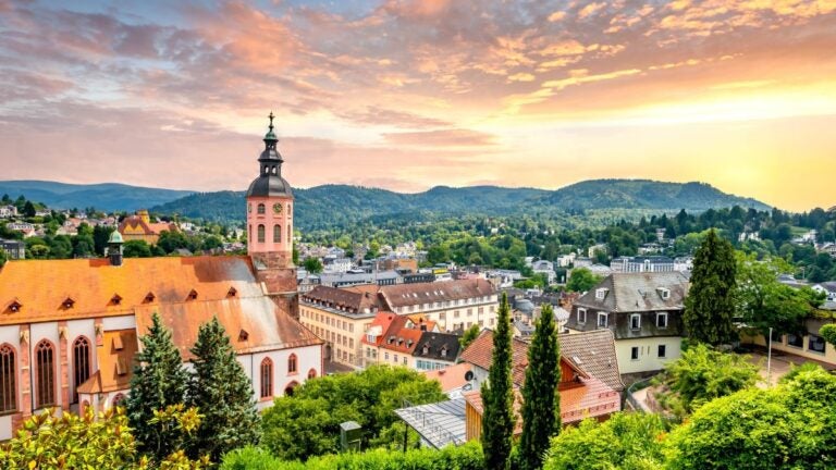 Blick über Baden-Baden mit Kirche und bewaldeten Hügeln
