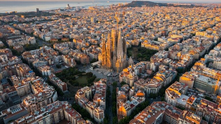 Luftaufnahme von Barcelona mit der Sagrada Família im November