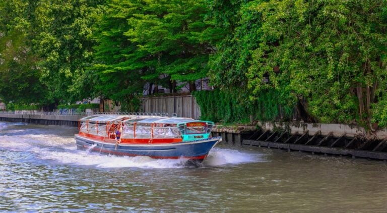 Boote und Fähren gehören zu den besten Transportmitteln, um die Inseln in Thailand zu besuchen.