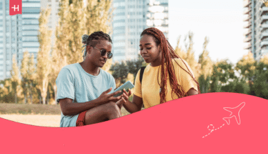 Zwei Reisende nutzen ein Smartphone im Freien, zur Veranschaulichung der Vorteile eines eSIM Adapter
