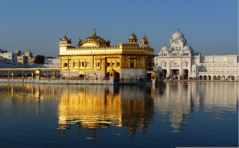 Der Goldene Tempel (Harmandir Sahib) bei klarem blauem Himmel