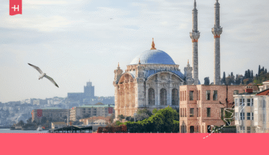 Die Ortaköy-Moschee am Bosporus in Istanbul als Symbol für eine Medizinstreise zur Haartransplantation Türkei
