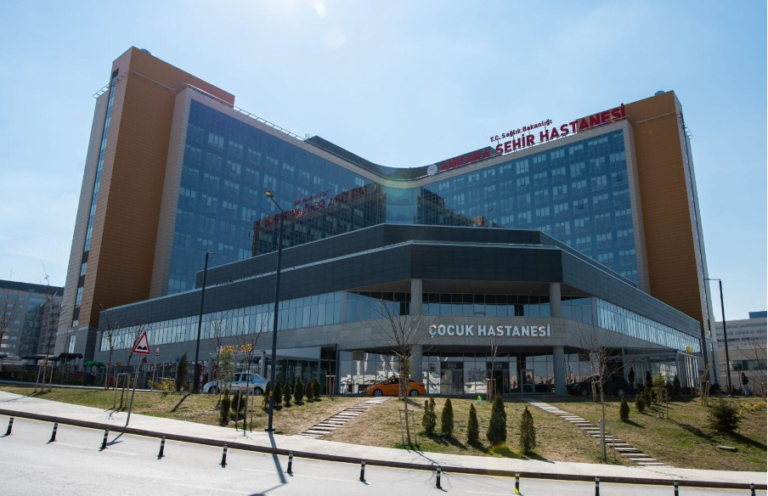 Außenansicht eines modernen Klinikgebäudes in Ankara