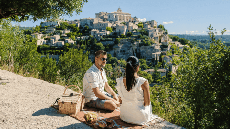 Ein Paar mit Blick auf das historische Bergdorf Gordes im Luberon