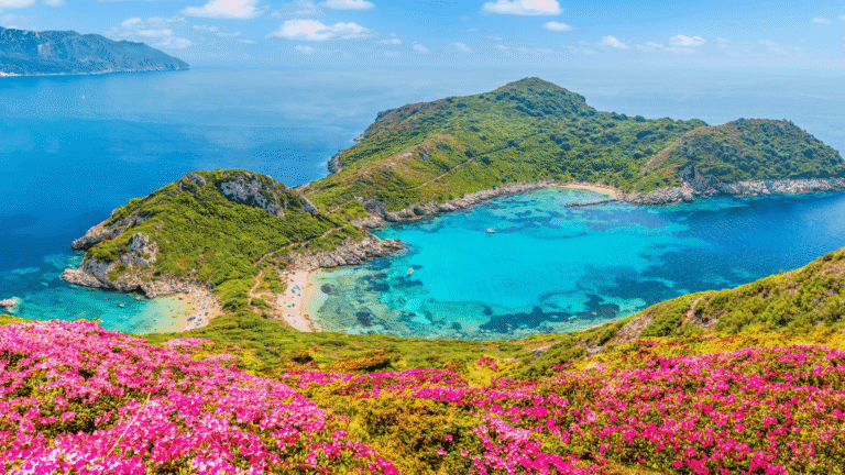 Die tiefblaue Zwillingsbucht von Porto Timoni auf Korfu, Griechenland.