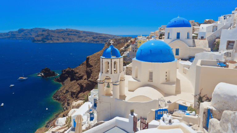 Panorama-Aussicht auf Santorin mit den typischen blauen Kuppeln und weißen Häusern