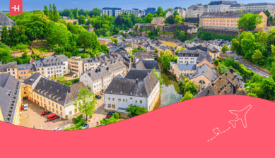 uftaufnahme des Alzette-Tals mit historischen Gebäuden und grünen Bäumen – Titelbild für einen Artikel über das Heiraten in Luxemburg.