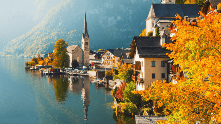 Das Dorf Hallstatt in den österreichischen Alpen.