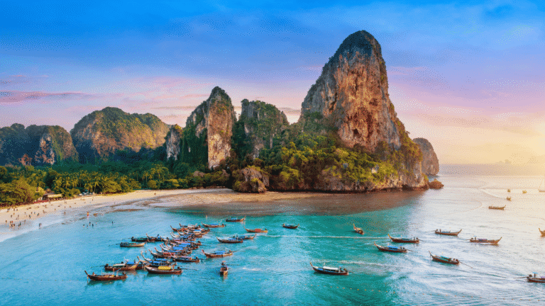 Railay Beach mit Longtail-Booten in Krabi