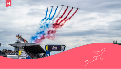 Flugzeuge, die die französische Flagge in den Himmel malen, als Beitragsbild für einen Artikel über das Heiraten in Frankreich