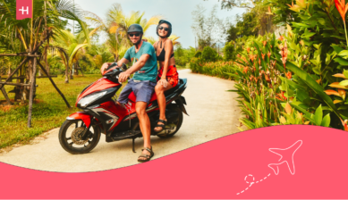 Paar auf einem Motorroller in Thailand als Beitragsbild für einen Artikel zum Thema „heiraten in Thailand“ als Deutscher