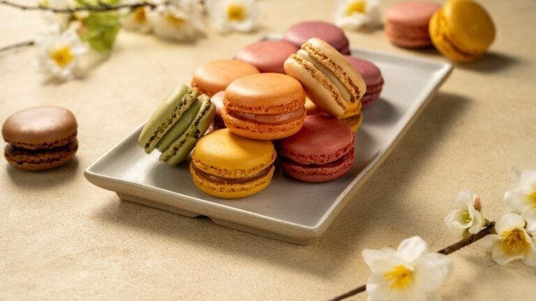 Ein Teller voller bunter Macarons