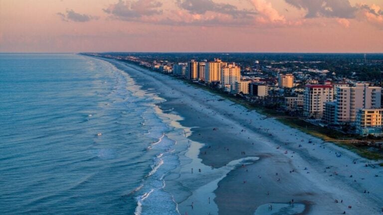 Luftaufnahme von Jacksonville und einem kilometerlangen Strand.