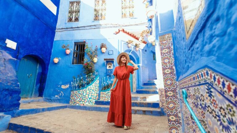 Eine Touristin erkundet sicher die berühmten blauen Gassen von Chefchaouen in Marokko.