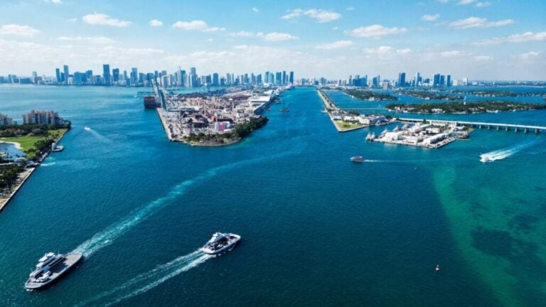 Luftaufnahme von Miami und dem Atlantischen Ozean