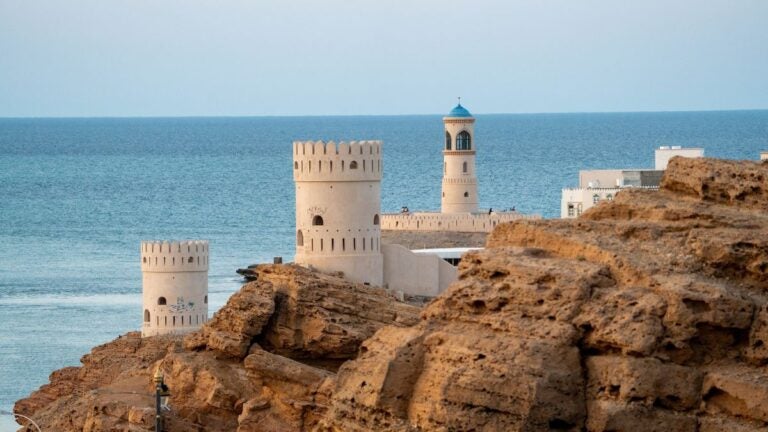 Küstenlandschaft mit Festung und Meer im Oman