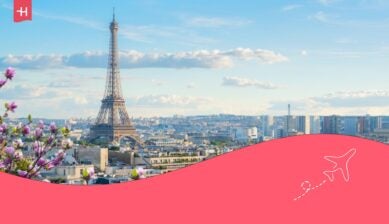 Der Eiffelturm in Paris als Hintergrund für ein Thema über die besten Souvenirs.