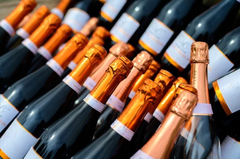 Festlicher als Wein und zeitlos: Champagner ist ein klassisches Pariser Geschenk.