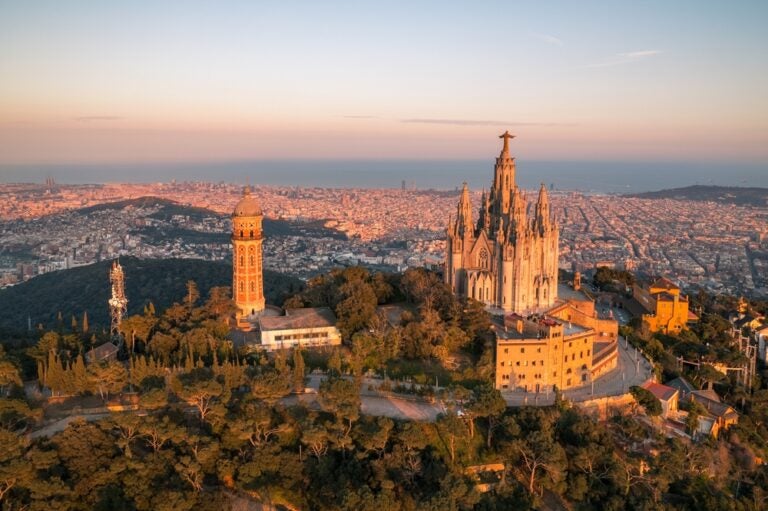 "Der Sühnetempel Sagrat Cor in Barcelona bei Sonnenuntergang