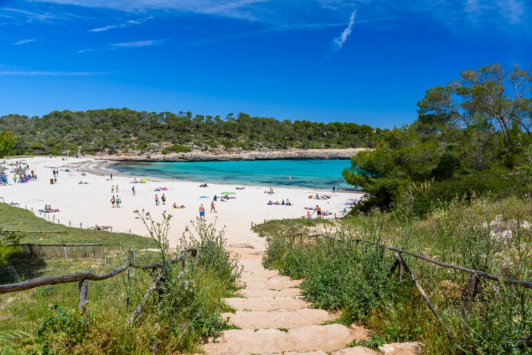 Weißer Sandstrand auf Mallorca