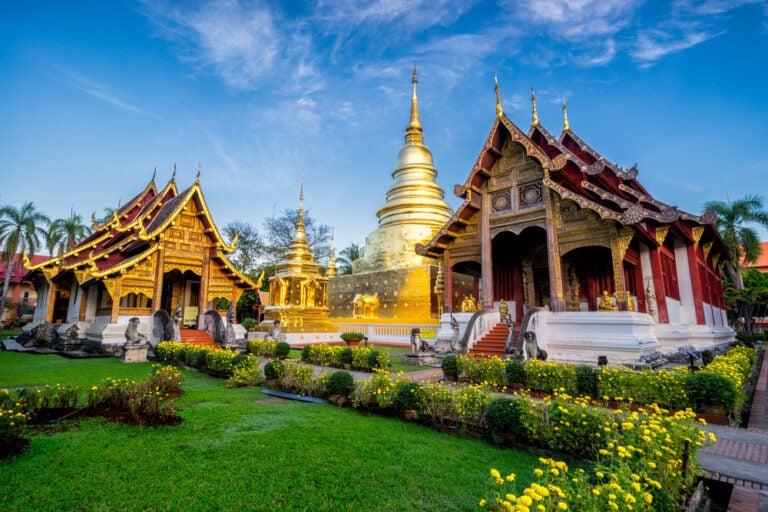Wat Phra Singh in Thailand bei Sonnenaufgang