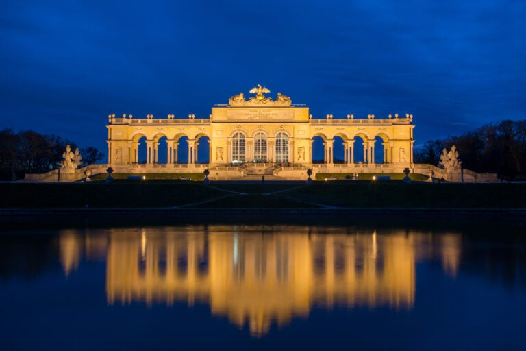 Die Gloriette in Wien bei Nacht.