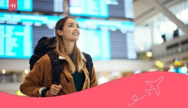 Reisende mit Rucksack am Flughafen für Reiseziele im November