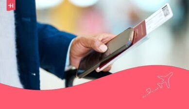 Eine Person hält ihren Reisepass in der Hand, bereit, eines der besten Reiseziele im Mai zu erkunden