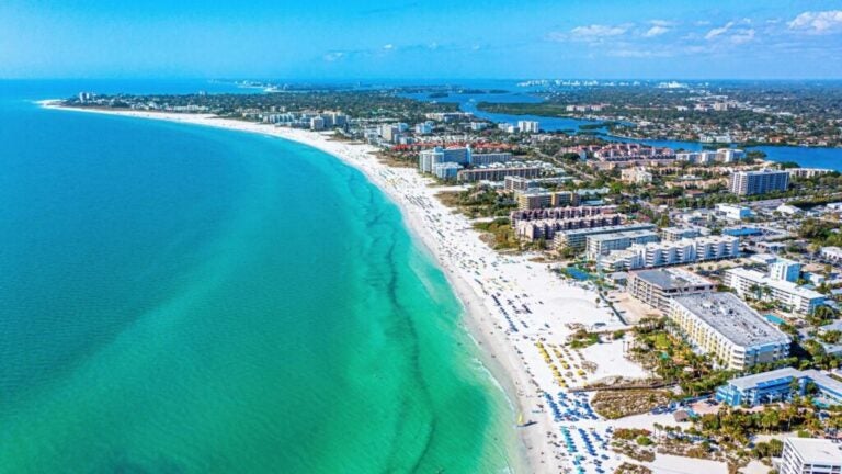 Luftaufnahme der weißen Sandstrände und Strandvillen in Sarasota.
