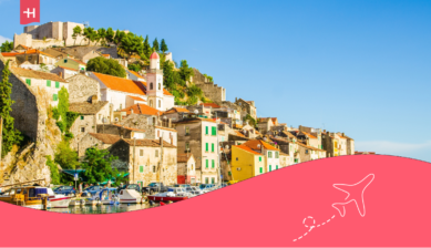 Eine Küstenstadt in Kroatien als Titelbild für einen Artikel über die schönsten Inseln Kroatiens